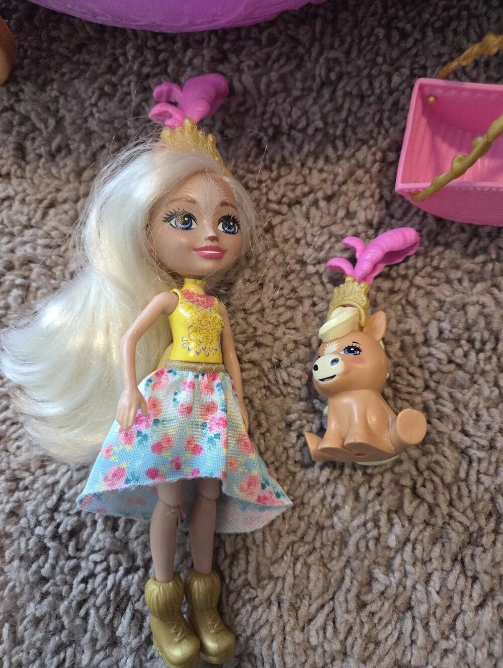 Enchantimals Royal Rolling Carriage Playset with Peola Pony